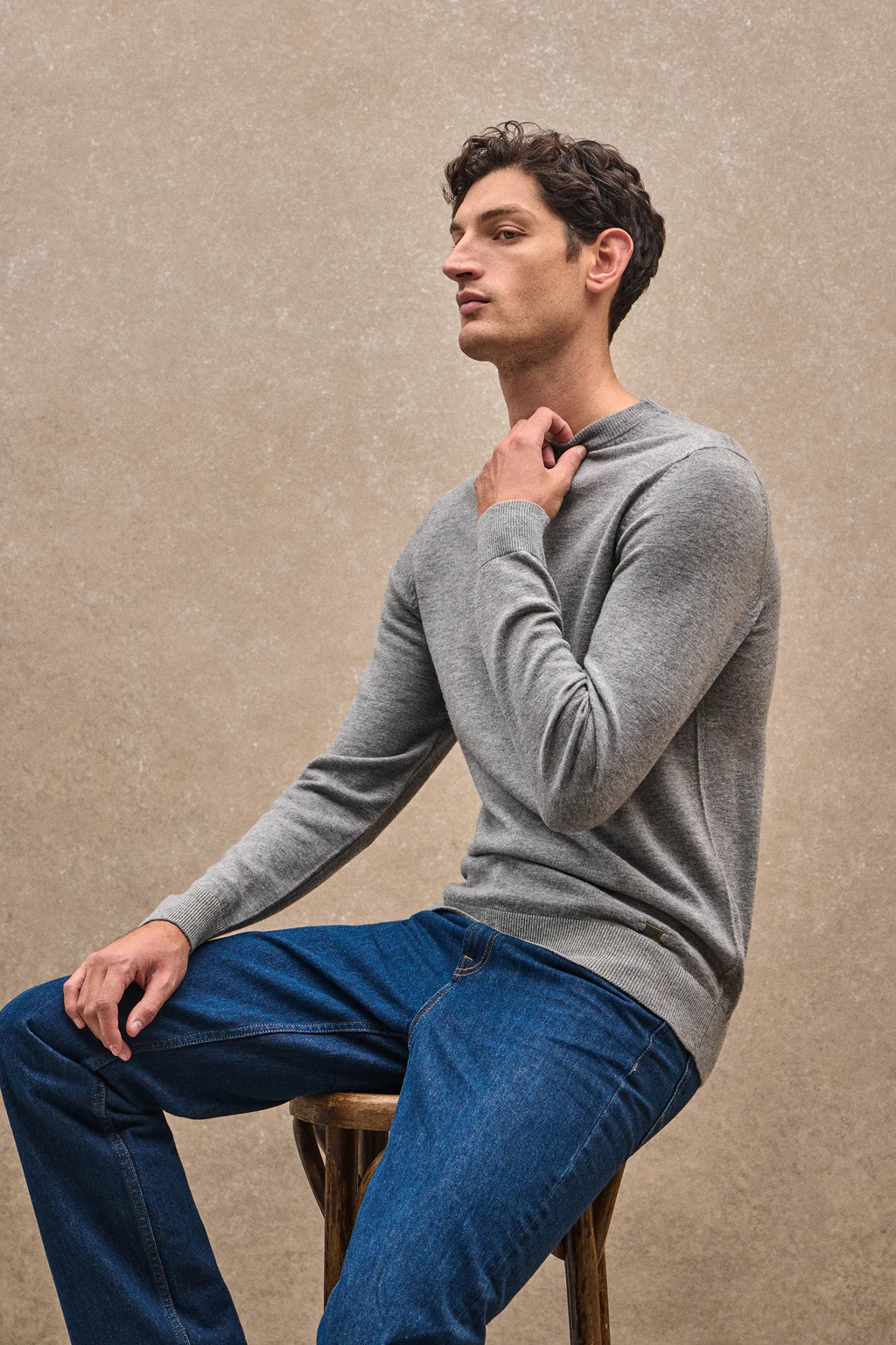 Jersey gris vigoré de lana merino con cuello redondo - Image 2