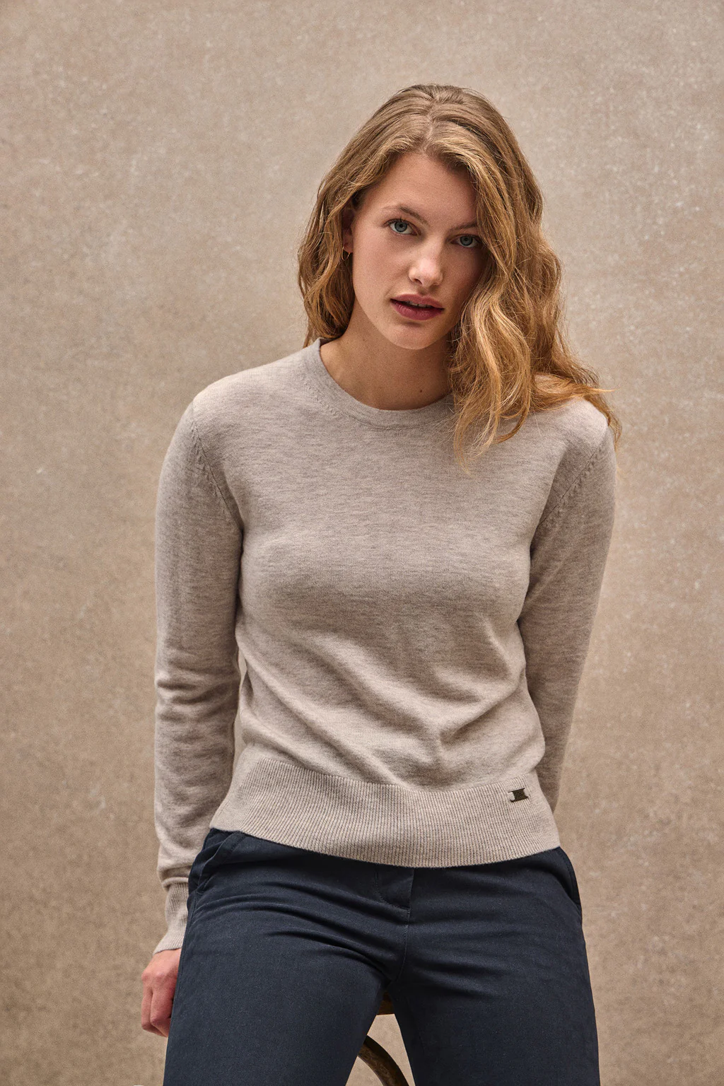 Jersey de lana merino beige vigoré con corte slim y cuello redondo