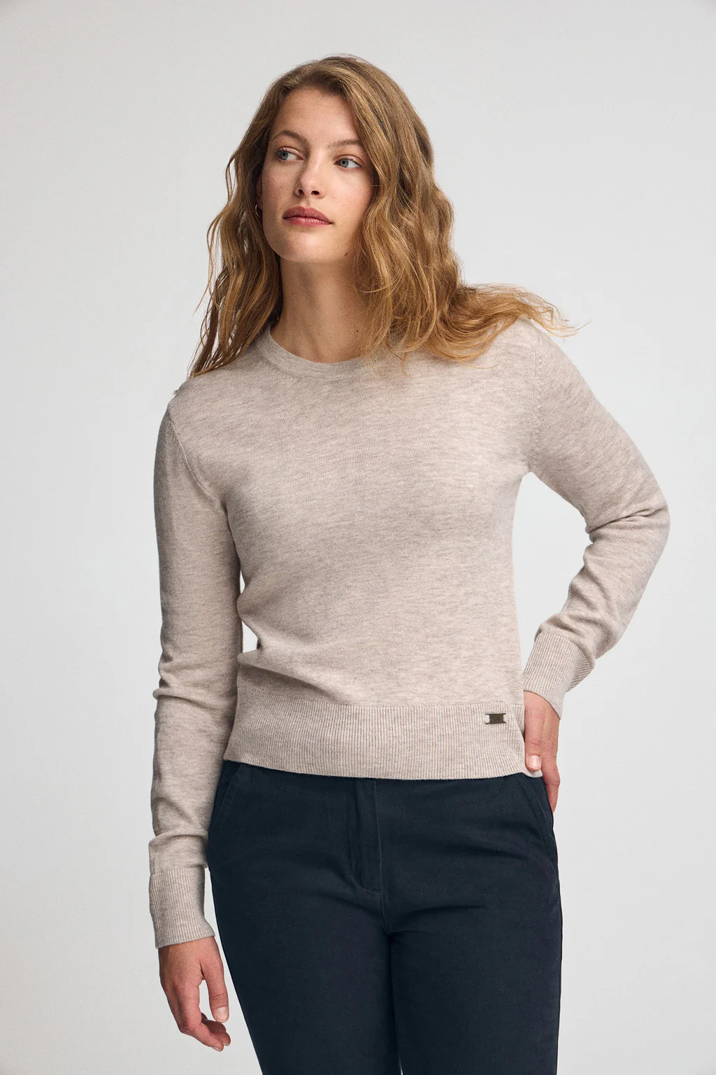 Jersey de lana merino beige vigoré con corte slim y cuello redondo - Image 2