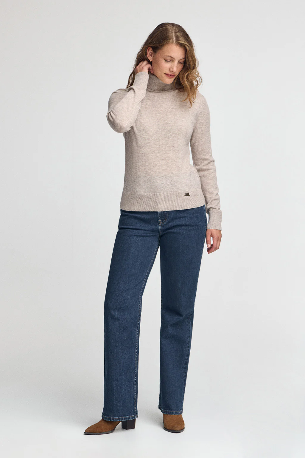 Jersey de lana merino beige vigoré con corte slim y cuello vuelto - Image 4