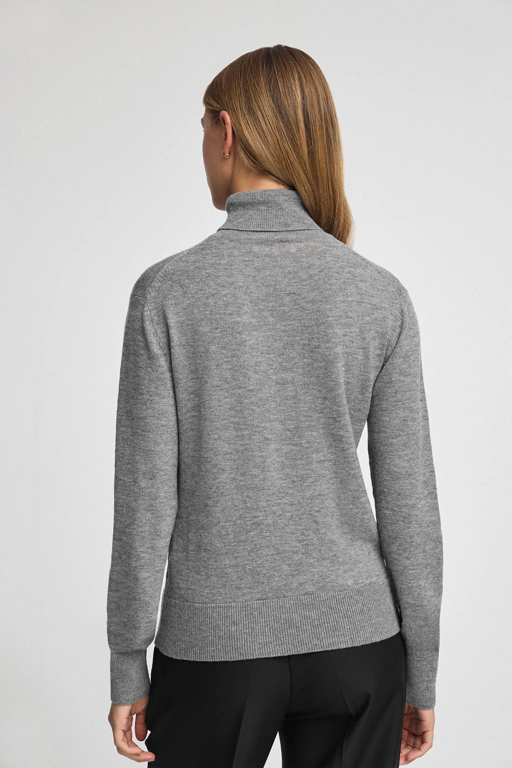 Jersey de lana merino gris vigoré con corte slim y cuello vuelto - Image 5