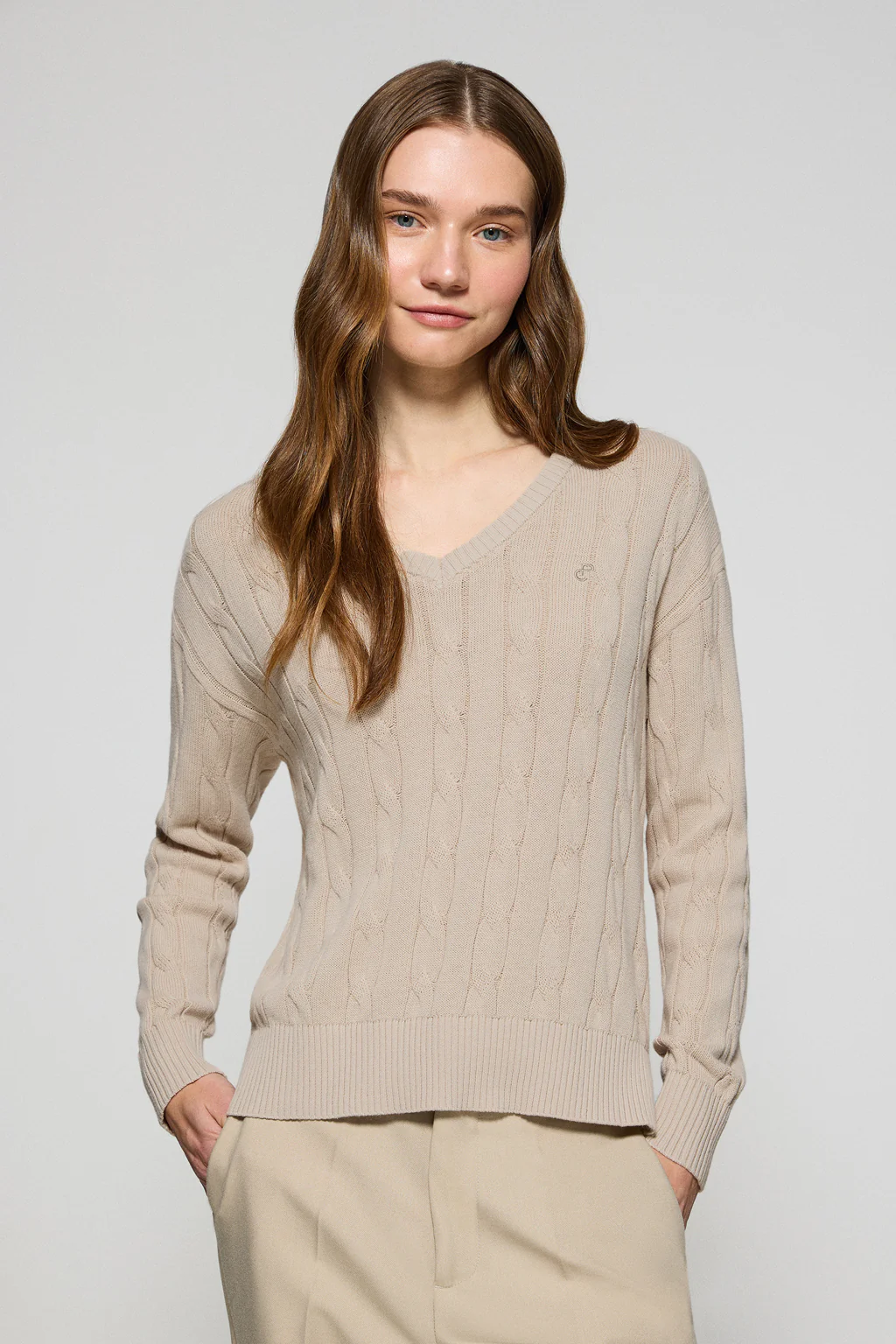 Jersey beige trenzado de escote en pico con monograma bordado