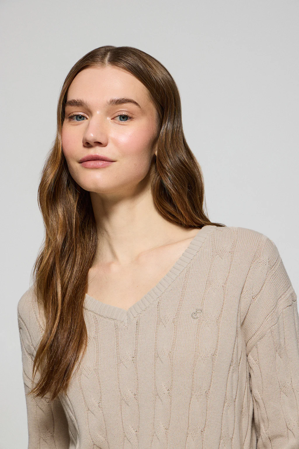 Jersey beige trenzado de escote en pico con monograma bordado - Image 2