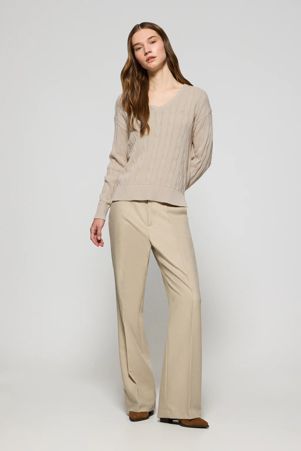 Jersey beige trenzado de escote en pico con monograma bordado - Image 3