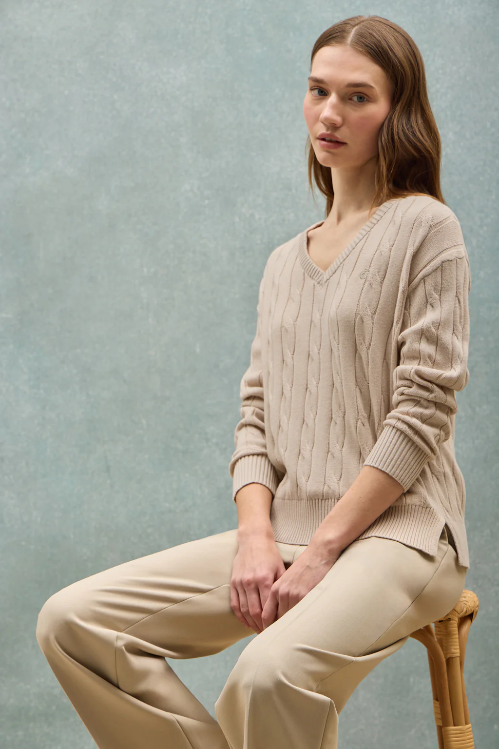 Jersey beige trenzado de escote en pico con monograma bordado - Image 4