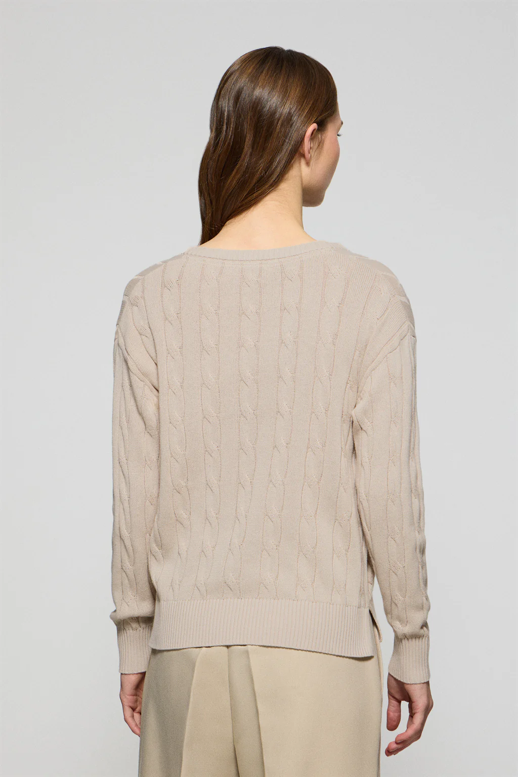 Jersey beige trenzado de escote en pico con monograma bordado - Image 5