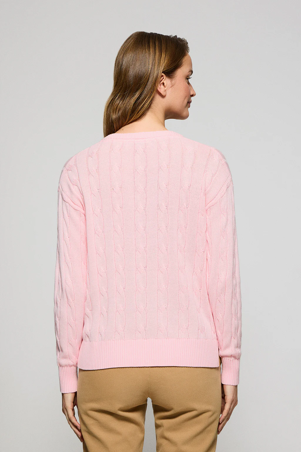 Jersey rosa trenzado de escote en pico con monograma bordado - Image 4