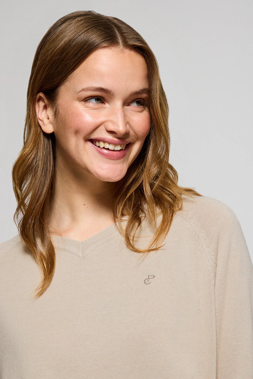 Jersey beige en cuello v de algodón y lino con monograma bordado - Image 2