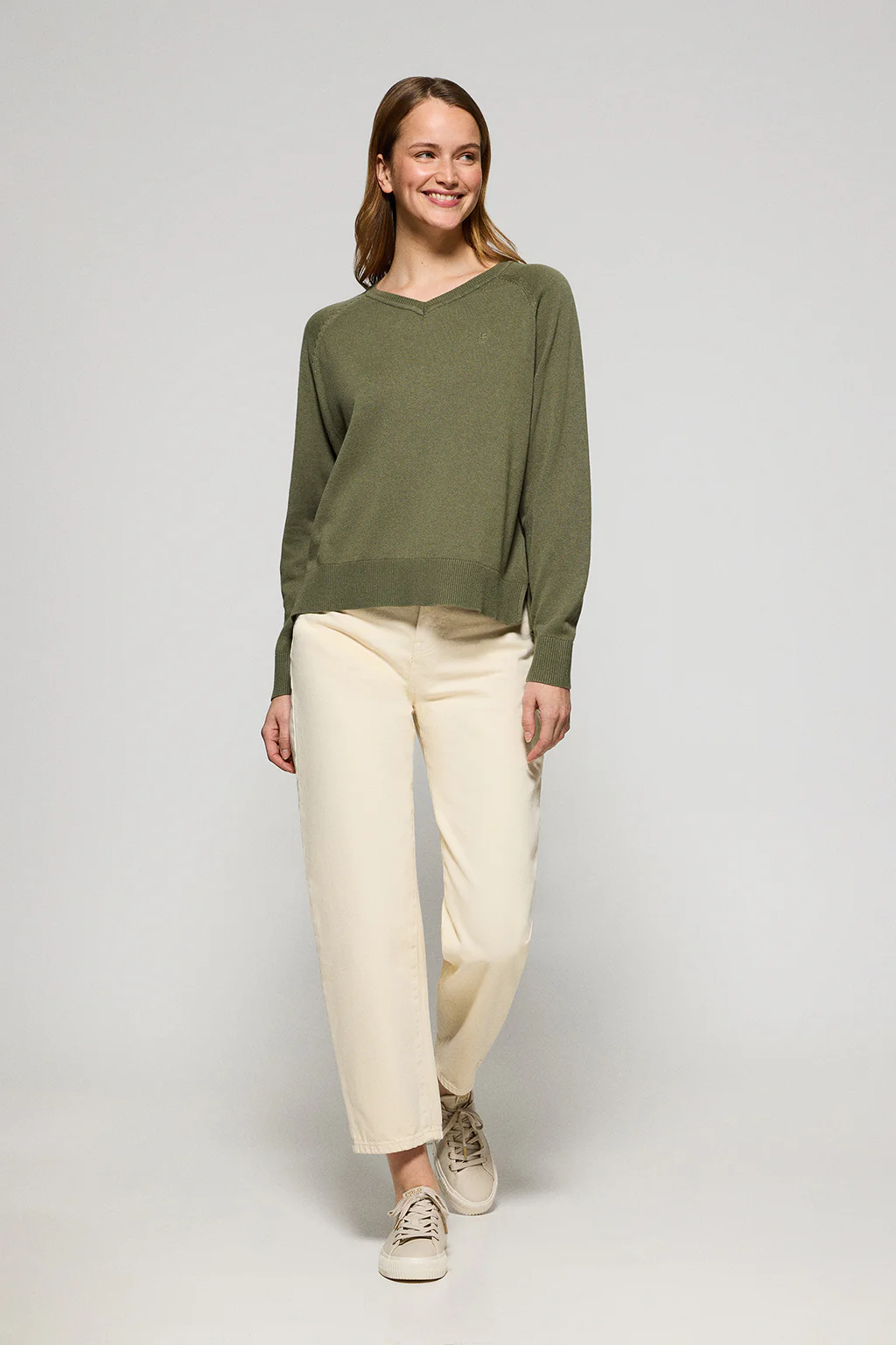 Jersey verde claro en cuello v de algodón y lino con monograma bordado - Image 3