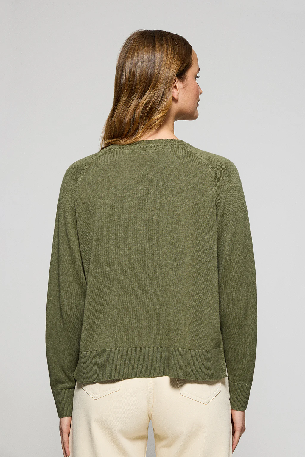Jersey verde claro en cuello v de algodón y lino con monograma bordado - Image 5