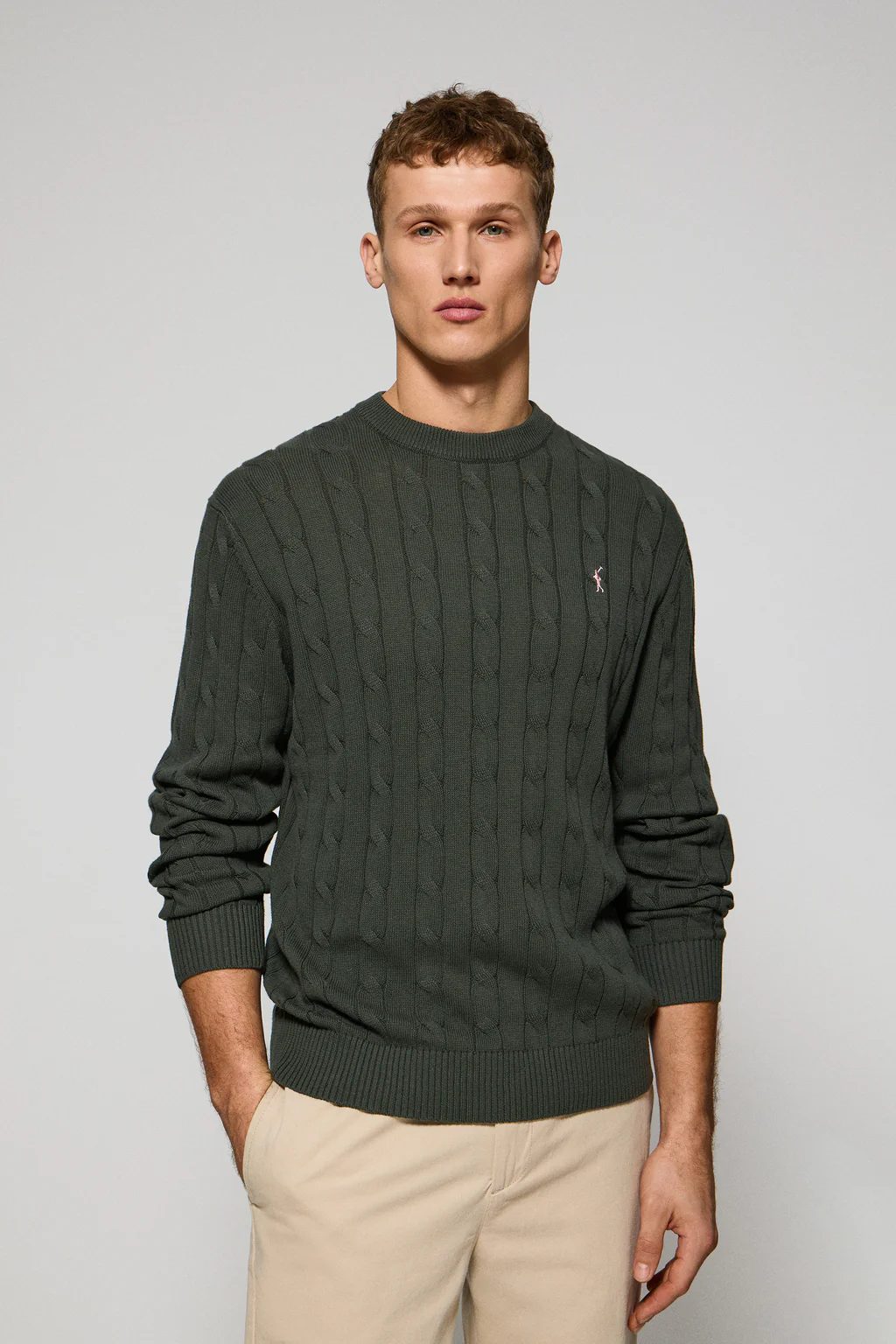 Jersey gris piedra de punto trenzado de cuello redondo y bordado Rigby Go