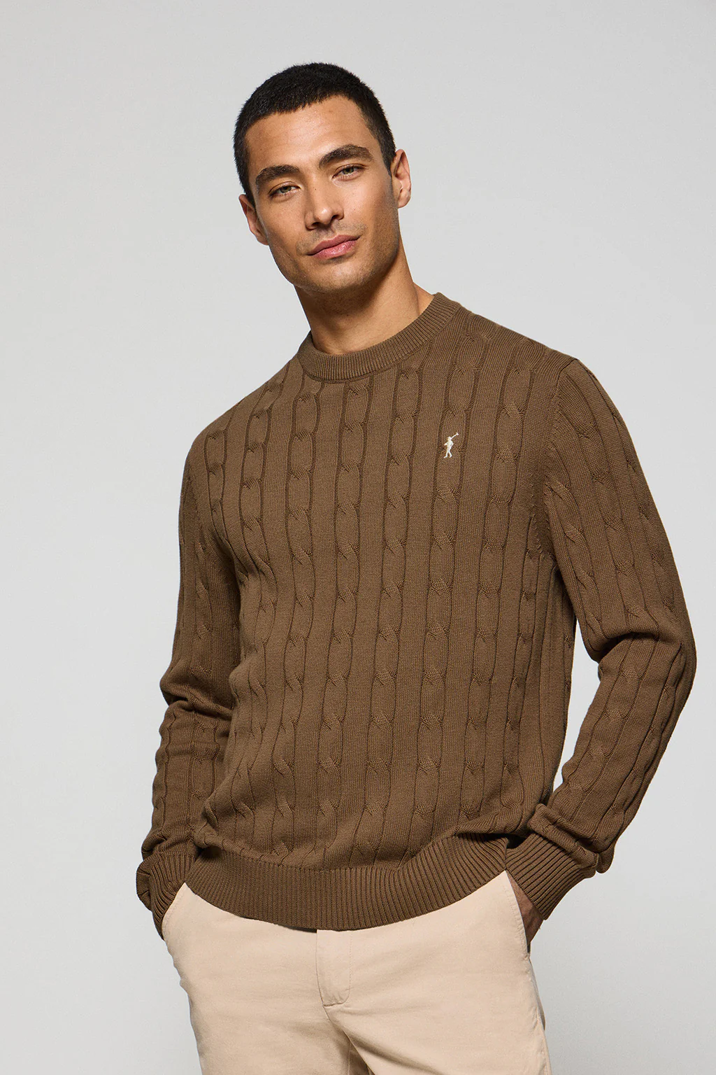 Jersey color moca de punto trenzado de cuello redondo y bordado Rigby Go