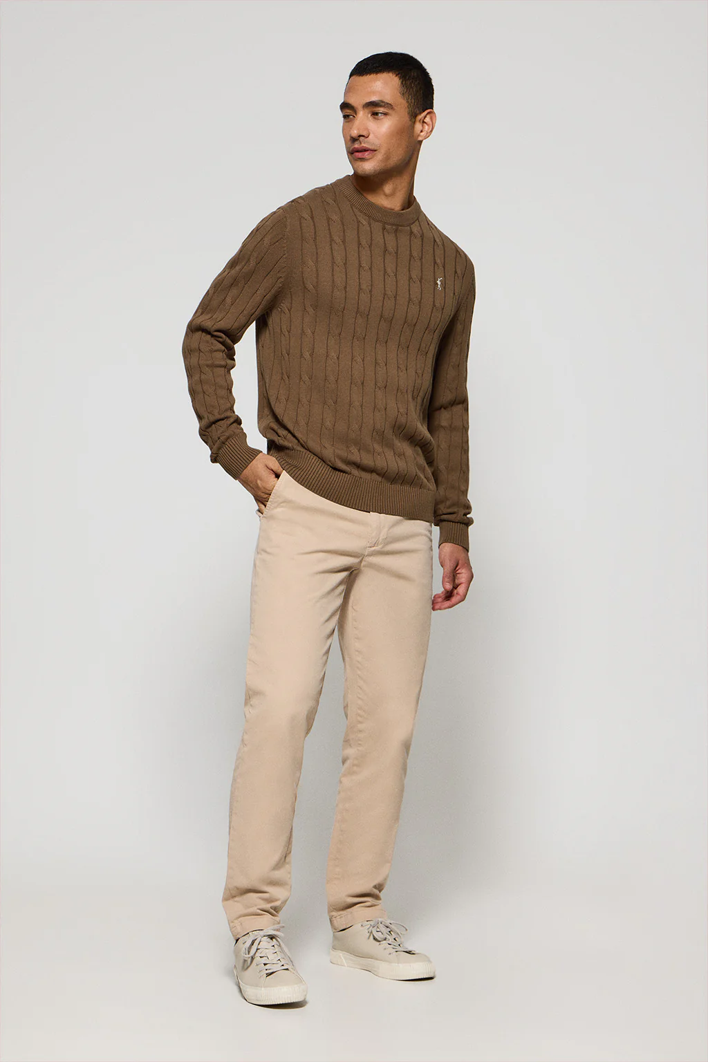 Jersey color moca de punto trenzado de cuello redondo y bordado Rigby Go - Image 3