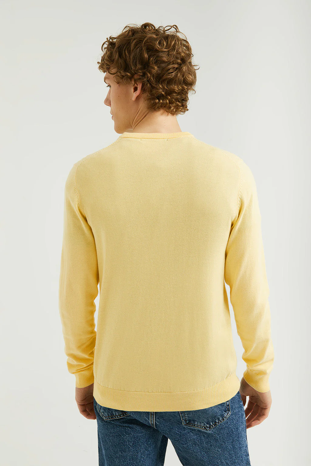 Jersey básico de cuello de pico amarillo suave con logo Rigby Go - Image 6