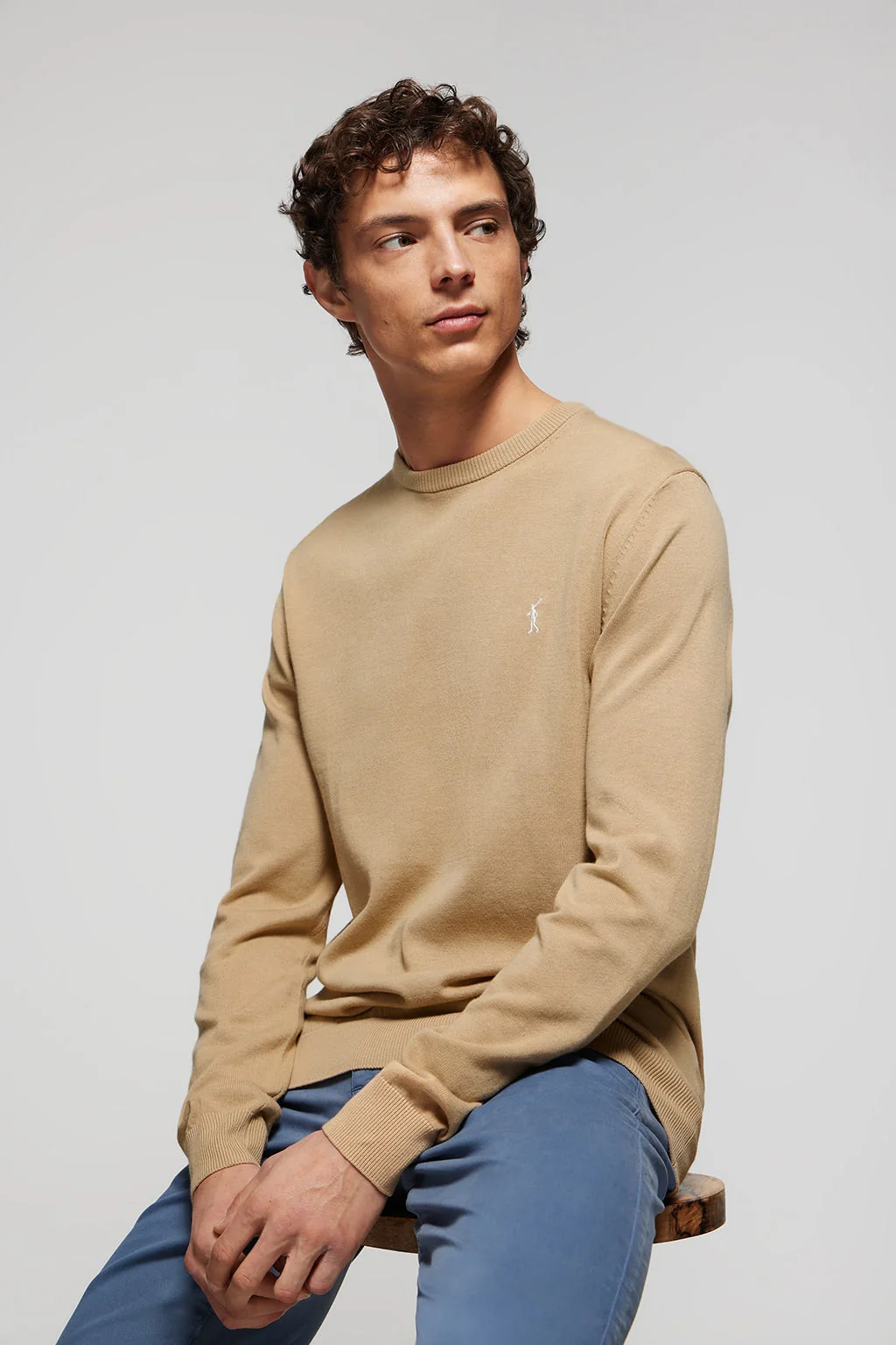 Jersey básico de cuello redondo color camel con logo Rigby Go - Image 3