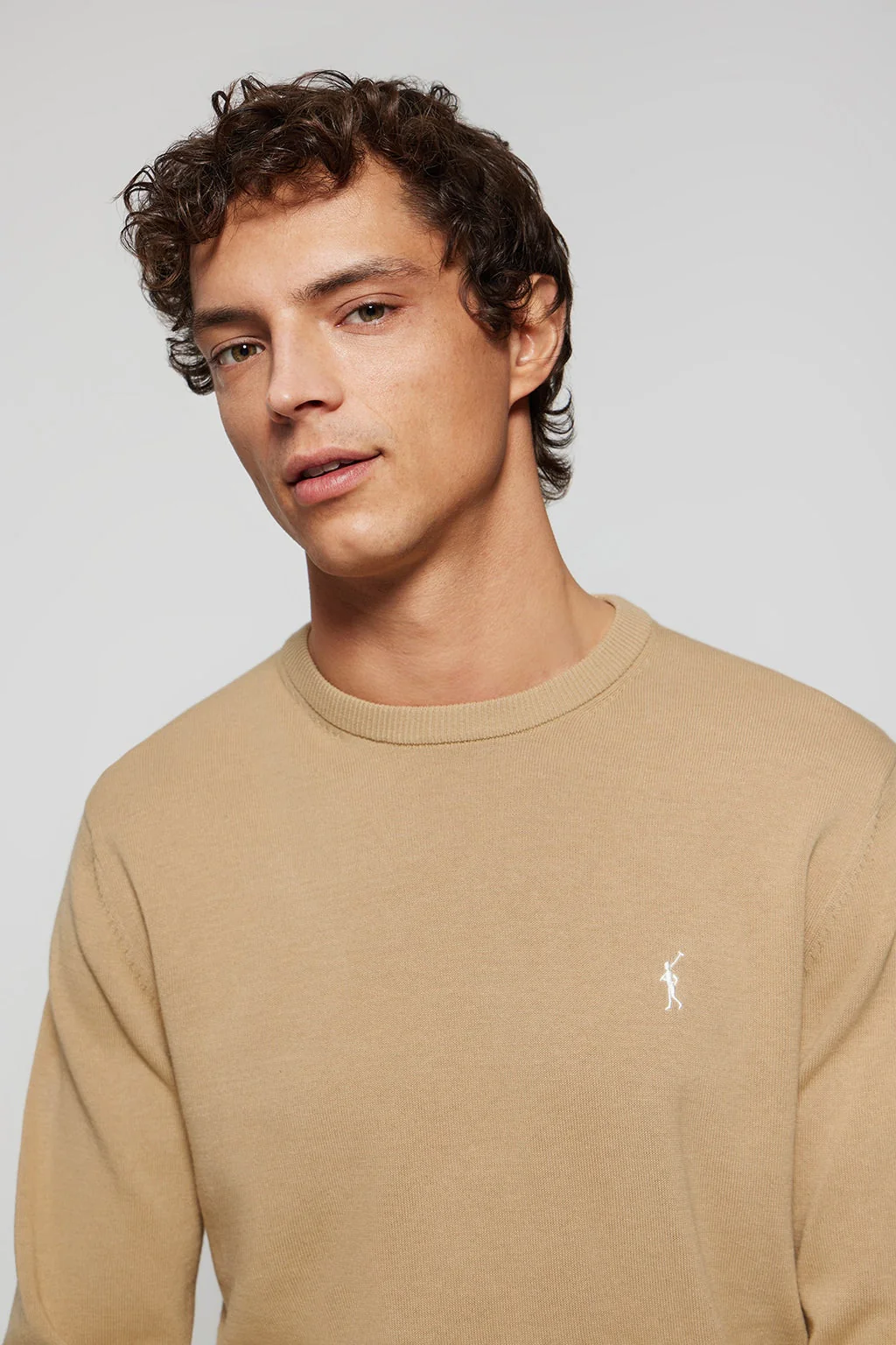 Jersey básico de cuello redondo color camel con logo Rigby Go - Image 4