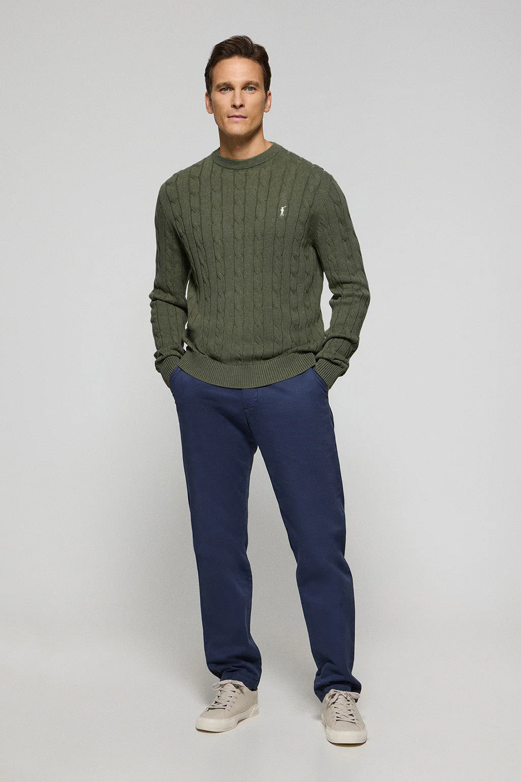 Jersey de punto trenzado verde militar con logo Rigby Go - Image 3