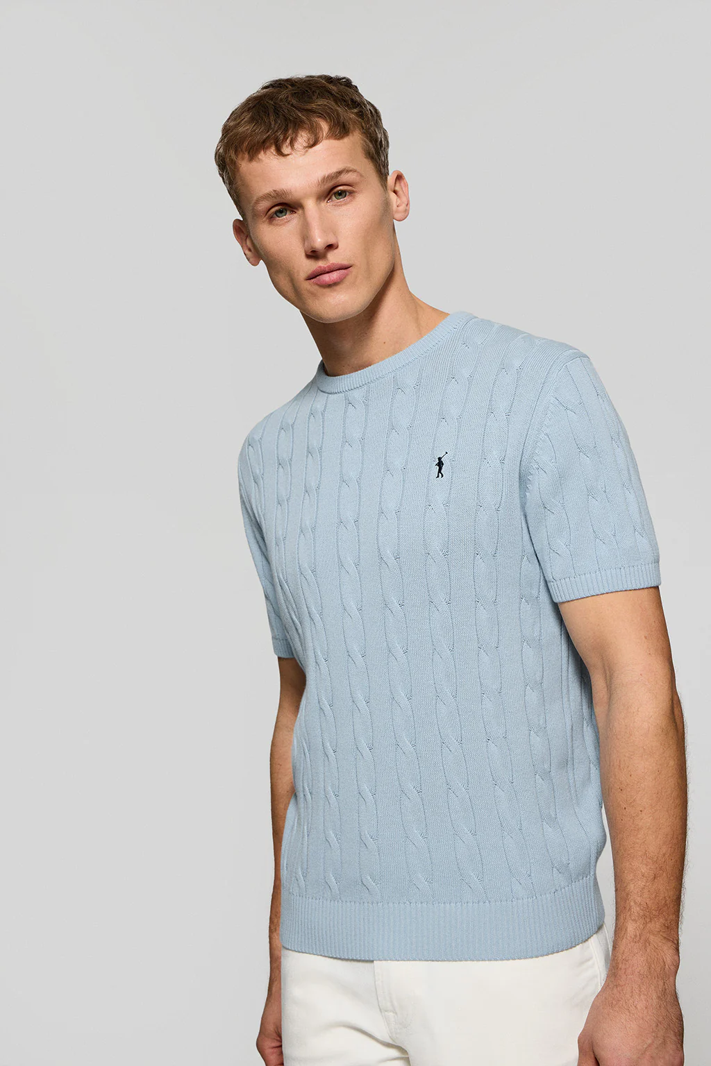 Jersey azul claro trenzado de manga corta con logo bordado