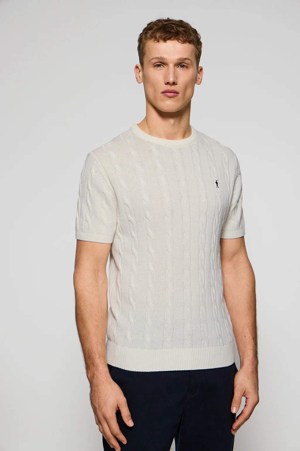 Jersey beige trenzado de manga corta con logo bordado