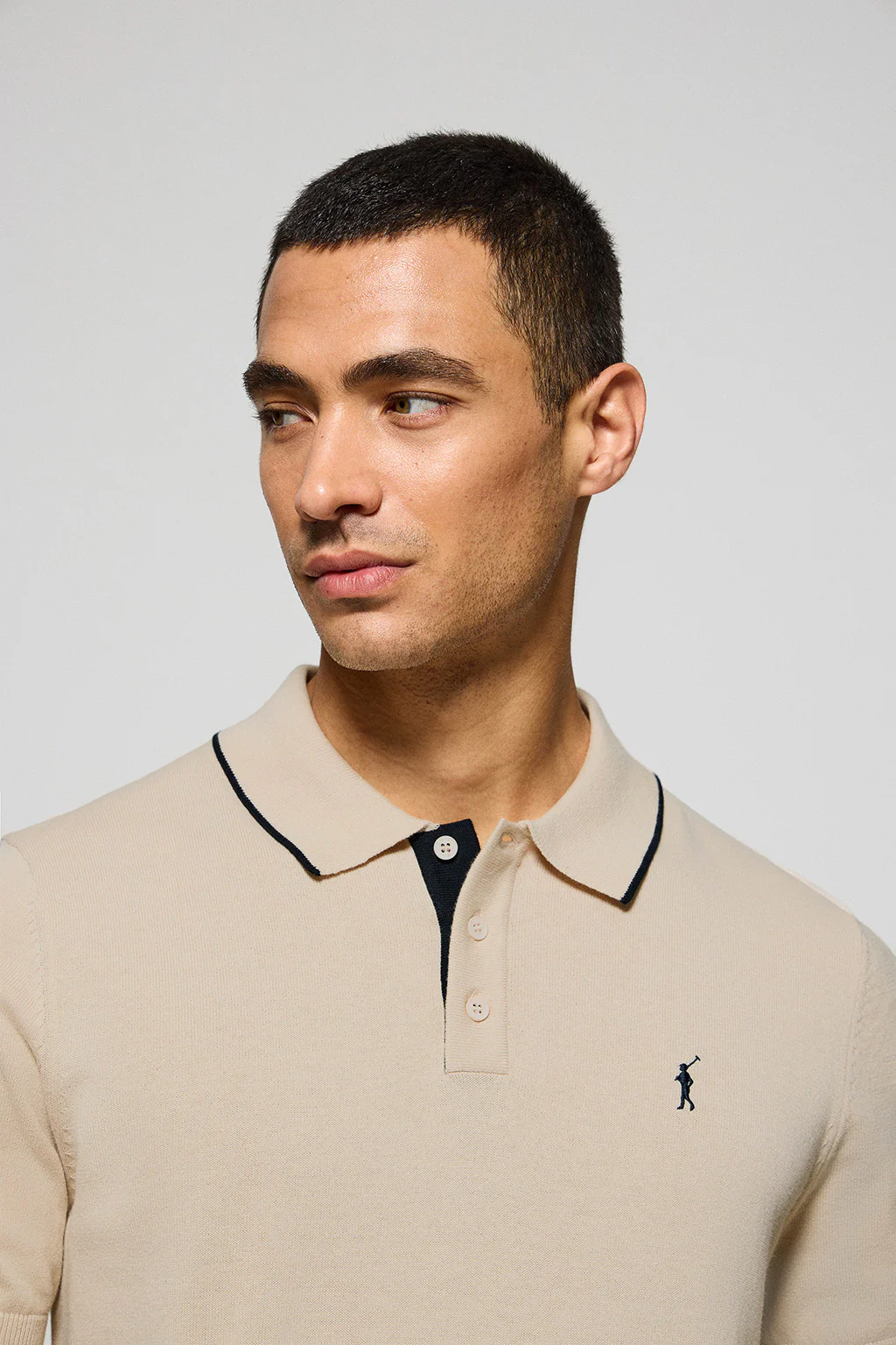 Polo beige de punto con botones y bordado Rigby Go - Image 2