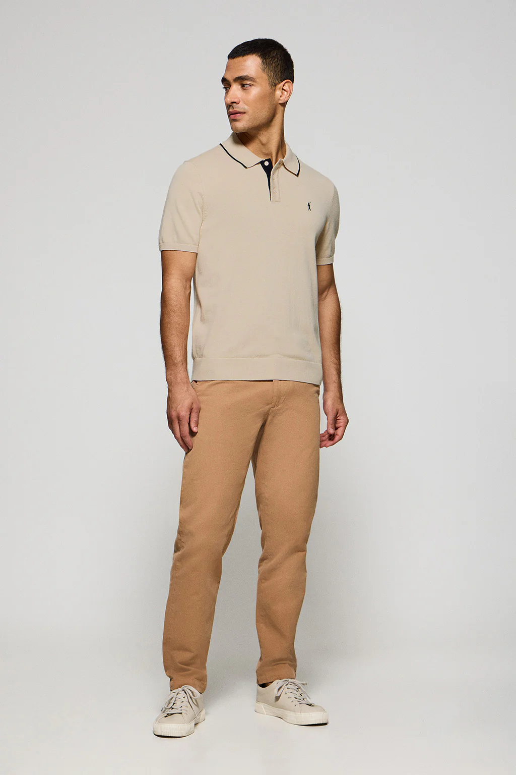 Polo beige de punto con botones y bordado Rigby Go - Image 3