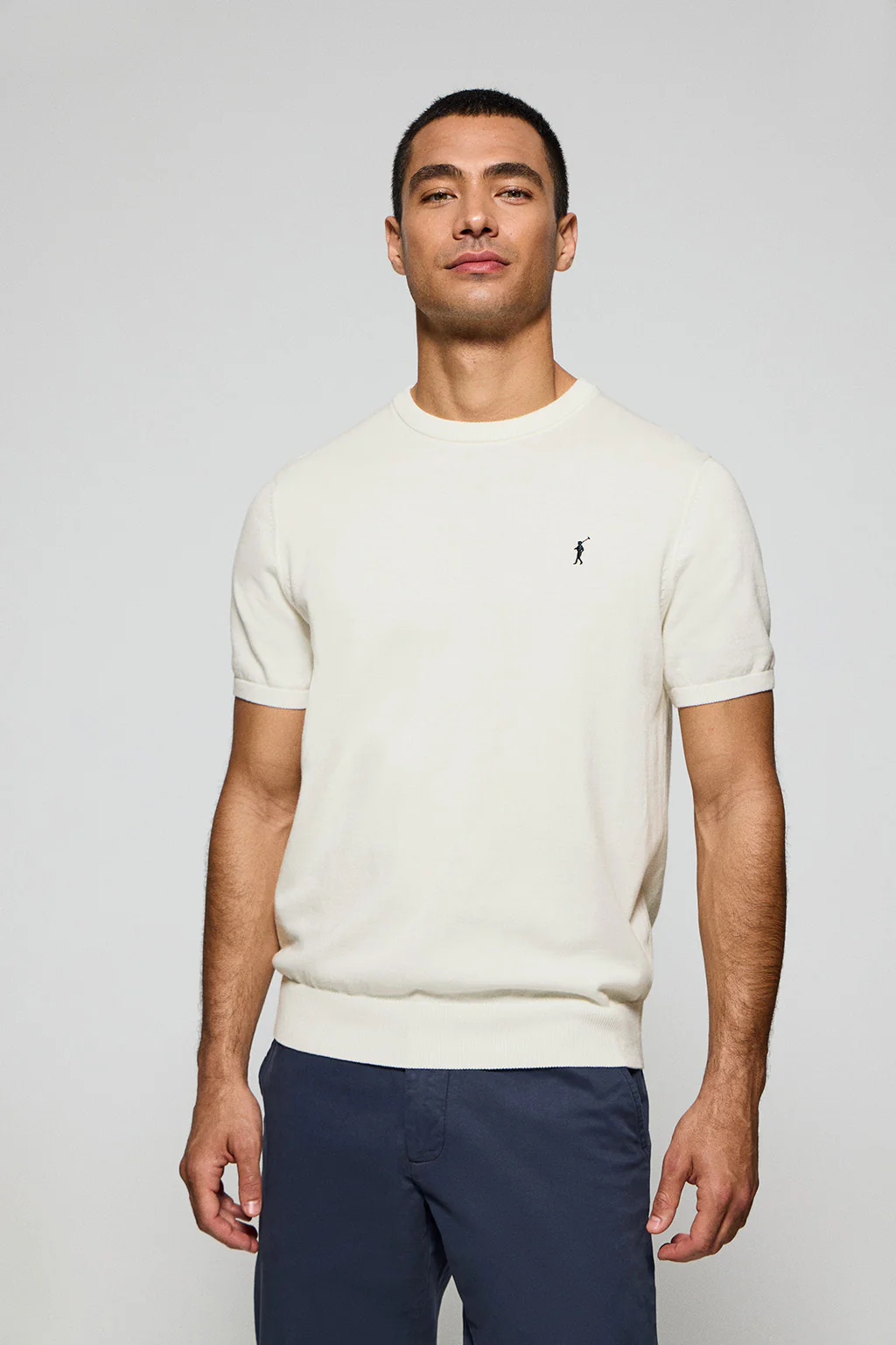 Jersey beige de cuello redondo y manga corta con logo bordado