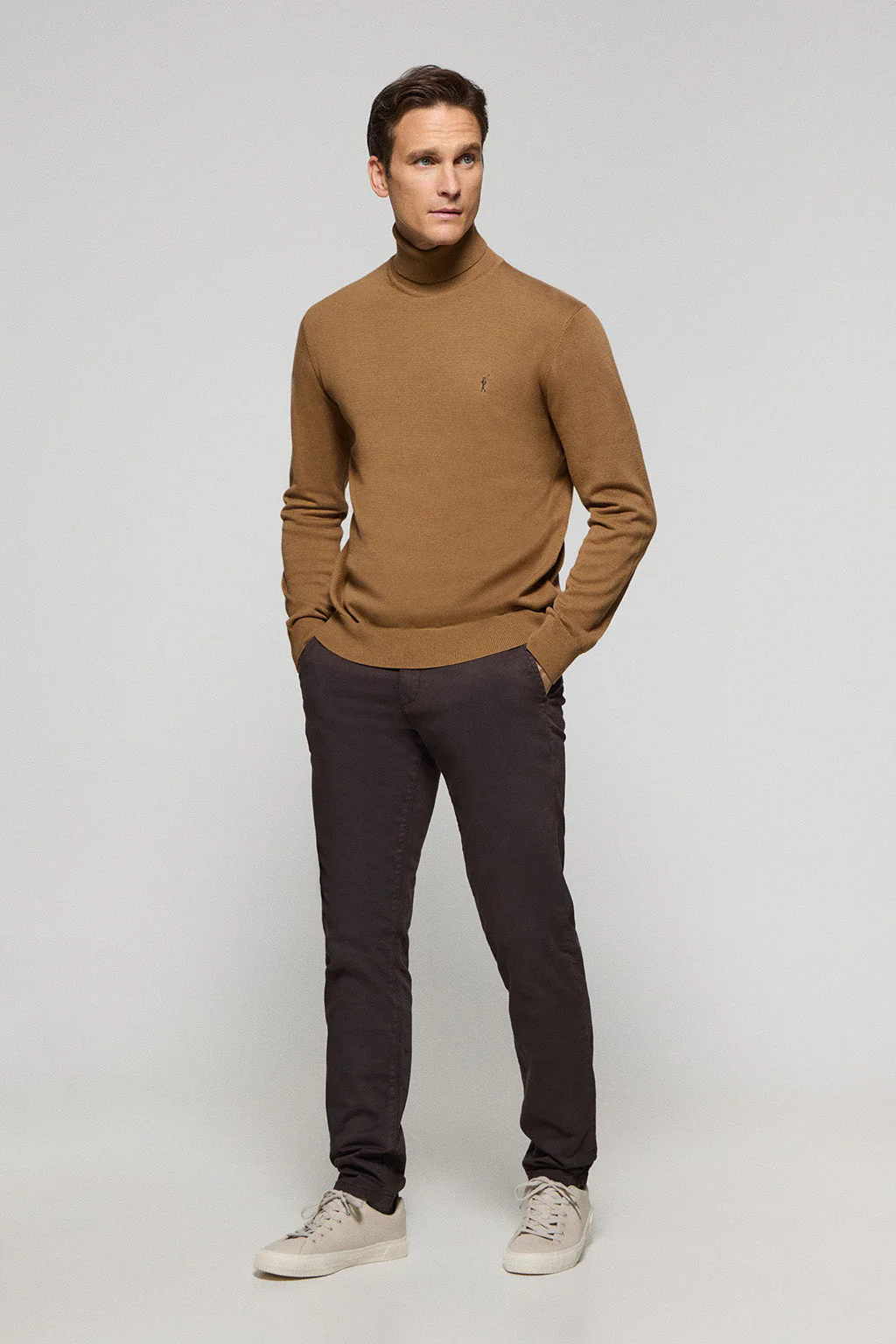Jersey de punto color camel con cuello elevado y logo bordado Rigby Go - Image 3