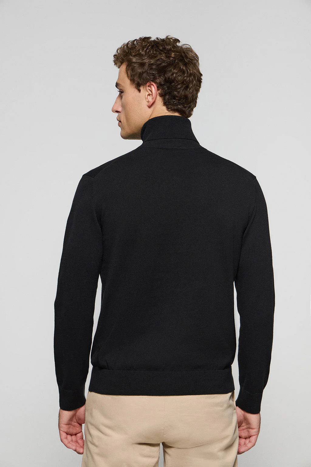 Jersey de punto negro con cuello elevado y logo bordado Rigby Go - Image 4