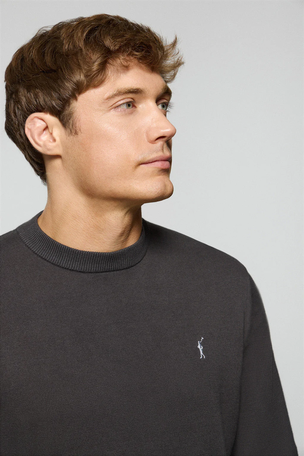 Jersey de punto gris asfalto con cuello redondo y logo bordado Rigby Go - Image 2