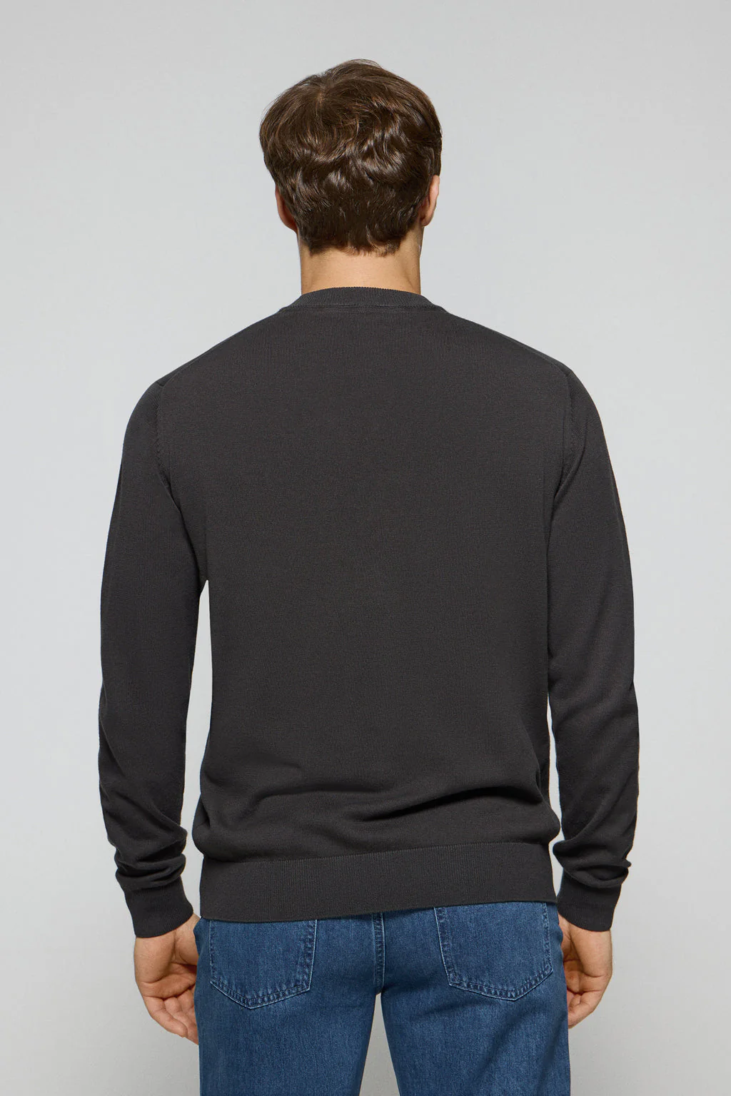 Jersey de punto gris asfalto con cuello redondo y logo bordado Rigby Go - Image 5
