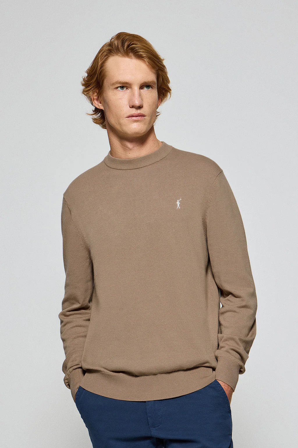 Jersey de punto marrón claro con cuello redondo y logo bordado Rigby Go