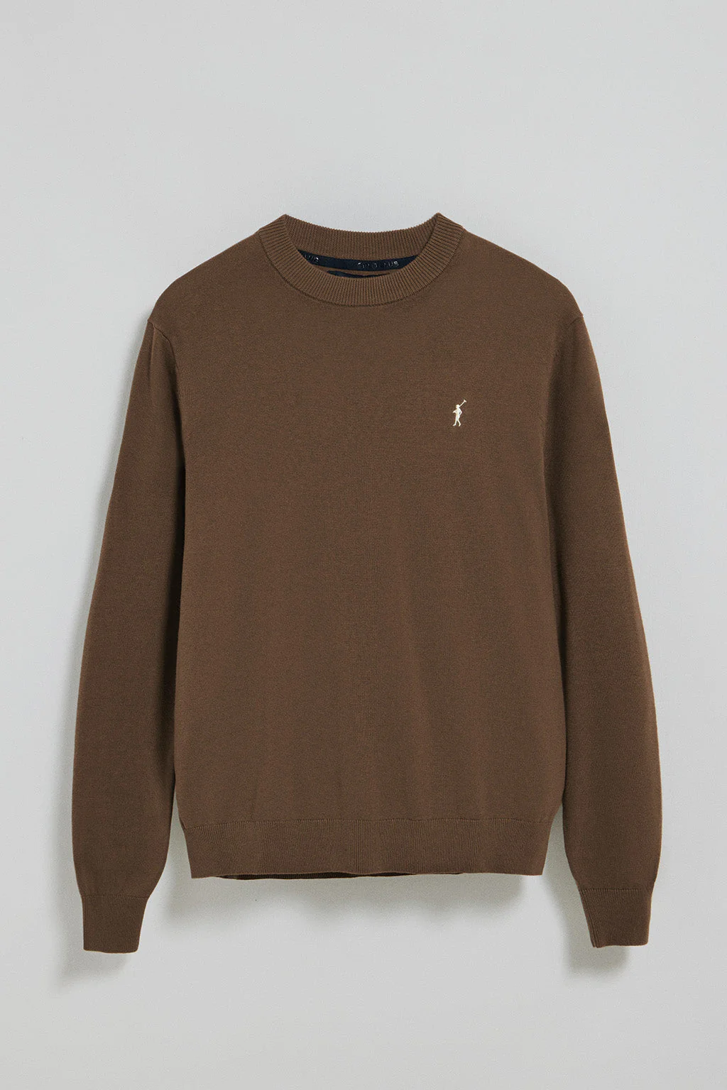 Jersey de punto marrón oscuro con cuello redondo y logo bordado Rigby Go - Image 8