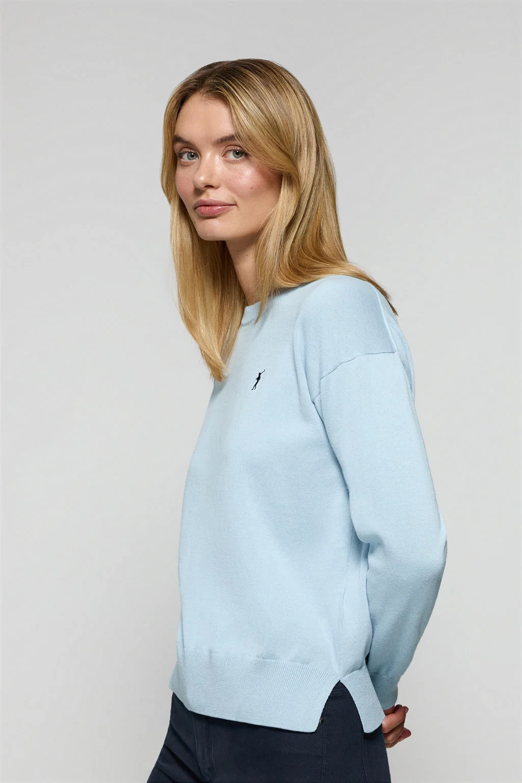 Jersey de punto azul claro con cuello redondo y logo bordado Rigby Go - Image 4