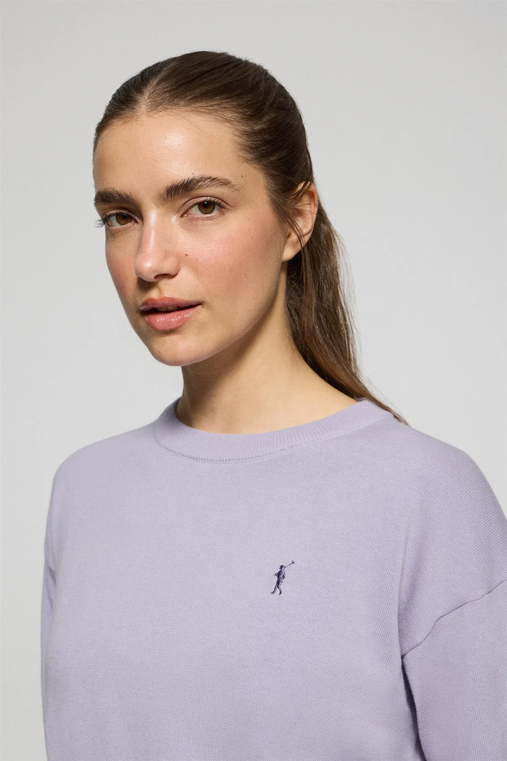 Jersey de punto color lavanda con cuello redondo y logo bordado Rigby Go - Image 2