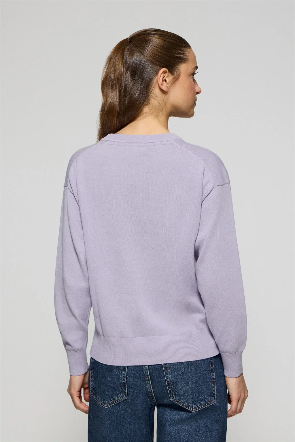 Jersey de punto color lavanda con cuello redondo y logo bordado Rigby Go - Image 4