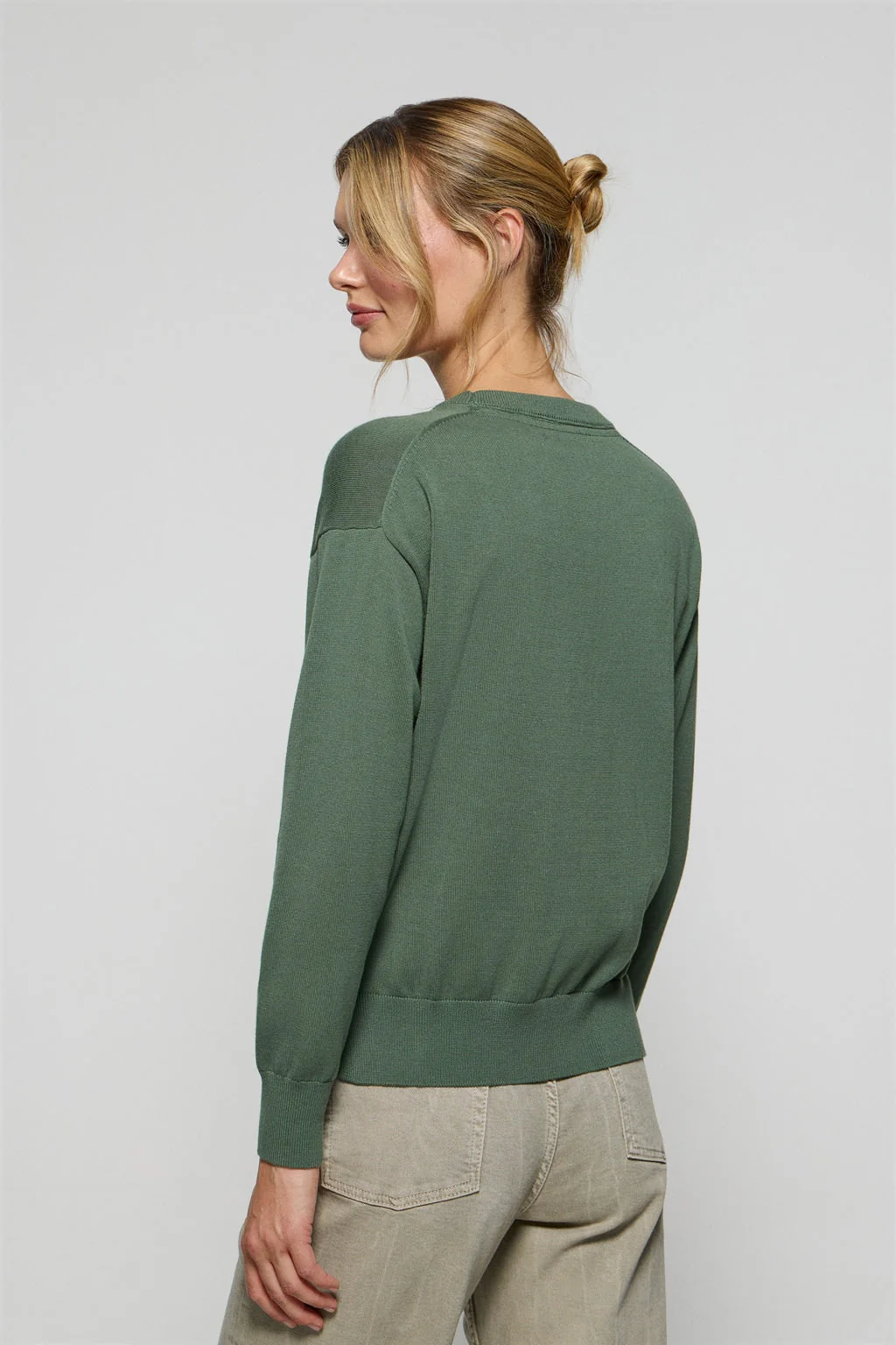 Jersey de punto color verde con cuello redondo y logo bordado Rigby Go - Image 4