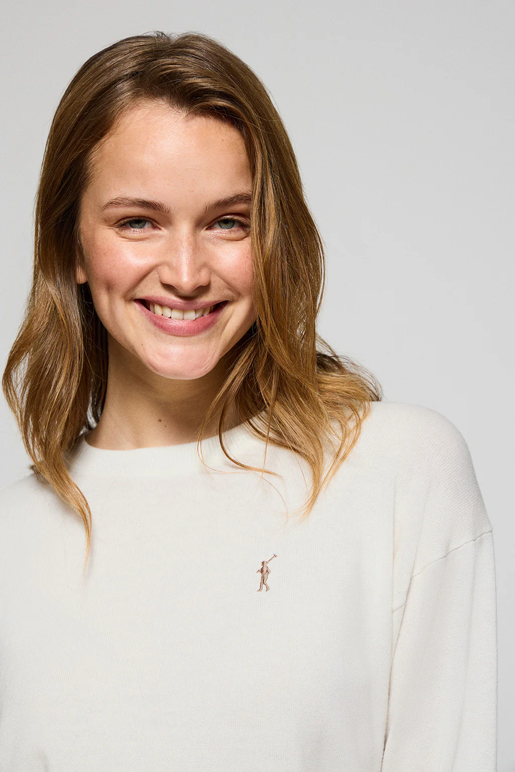 Jersey de punto beige con cuello redondo y logo bordado Rigby Go - Image 2