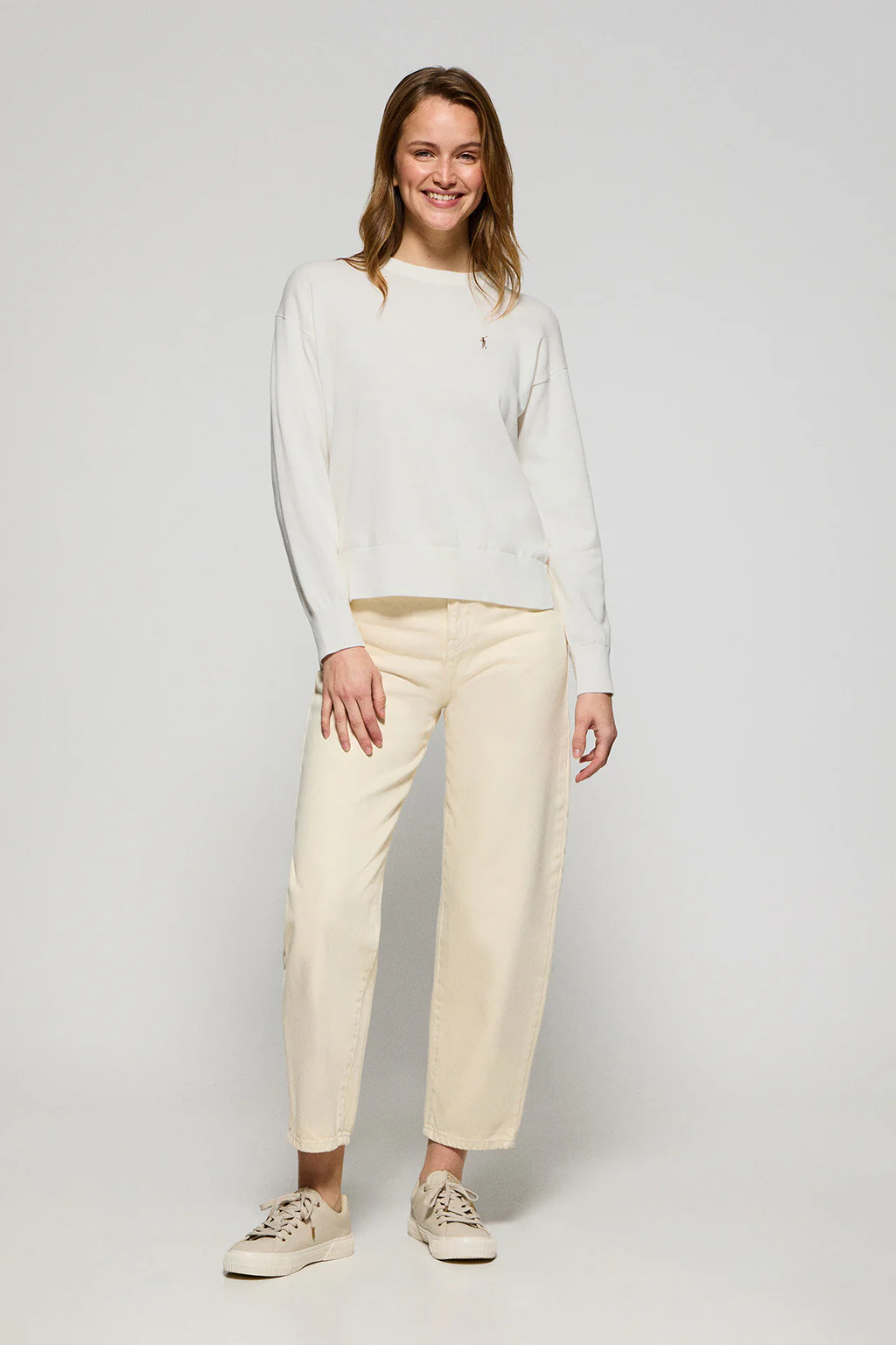 Jersey de punto beige con cuello redondo y logo bordado Rigby Go - Image 3