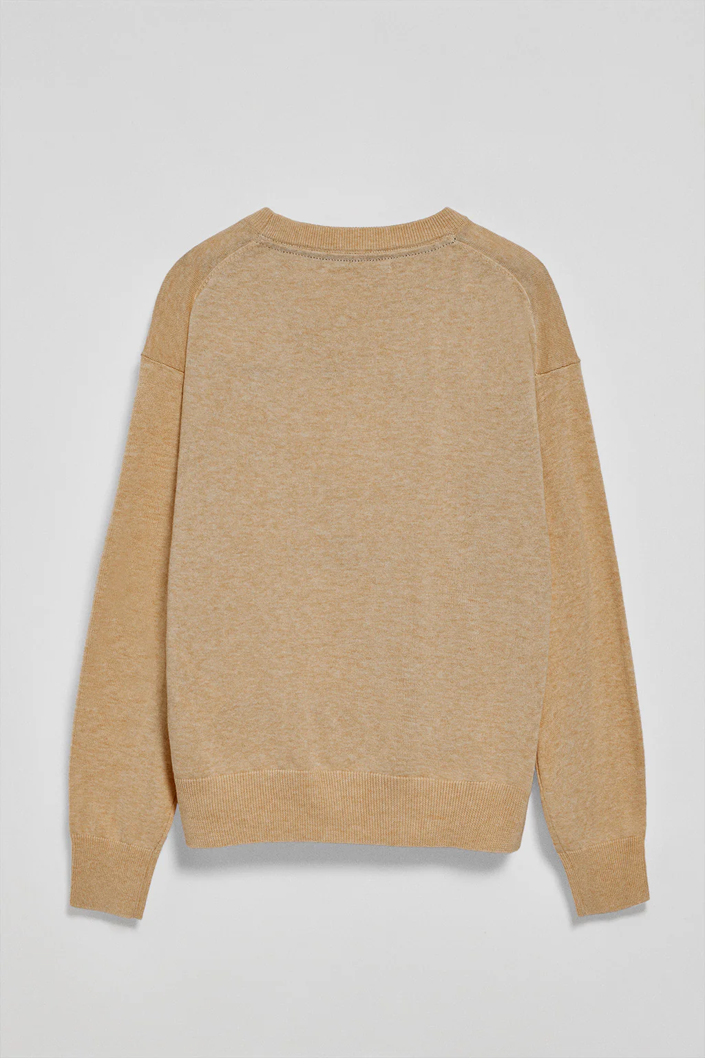 Jersey de punto color caramelo vigoré con cuello redondo y logo bordado Rigby Go - Image 9