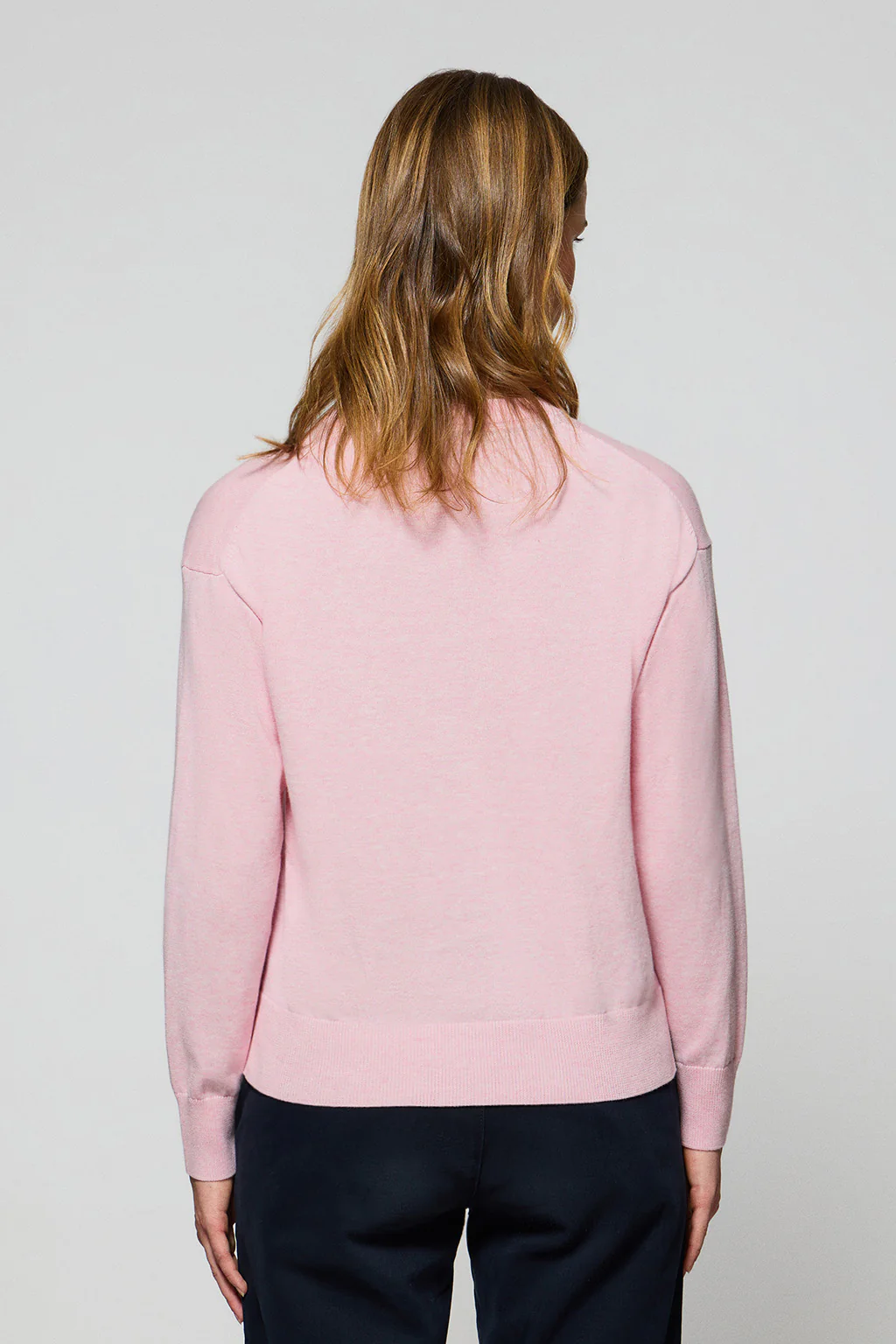 Jersey de punto color rosa vigoré con cuello redondo y logo bordado Rigby Go - Image 2