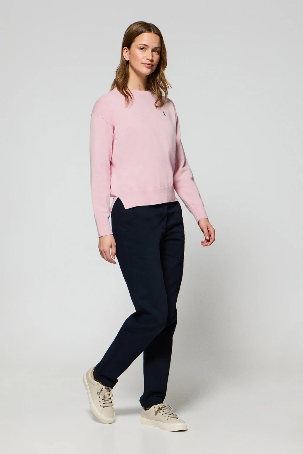 Jersey de punto color rosa vigoré con cuello redondo y logo bordado Rigby Go - Image 4