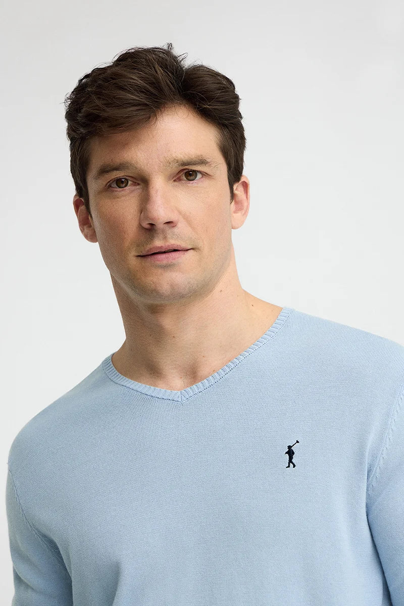 Jersey azul claro de cuello en pico con bordado Rigby Go - Image 3