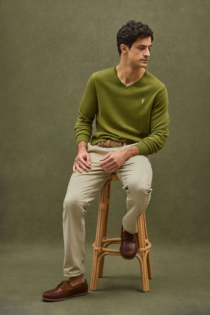 Jersey verde musgo de cuello en pico con bordado Rigby Go