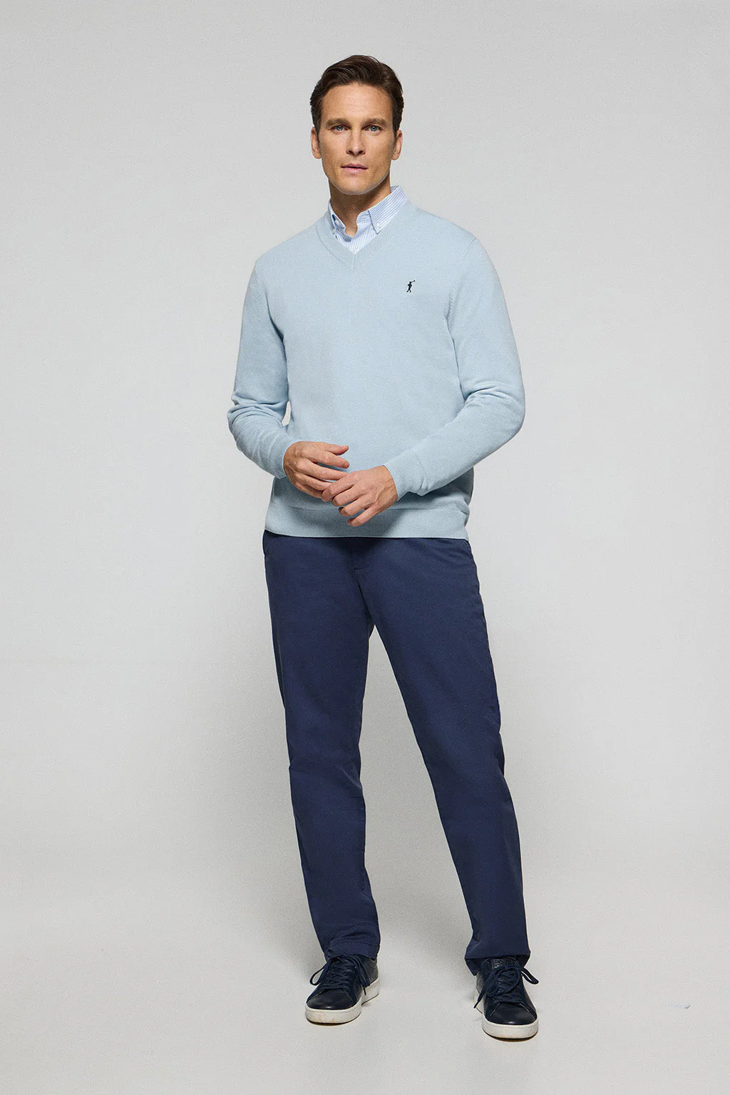 Jersey de punto azul claro con cuello de pico y bordado Rigby Go - Image 3