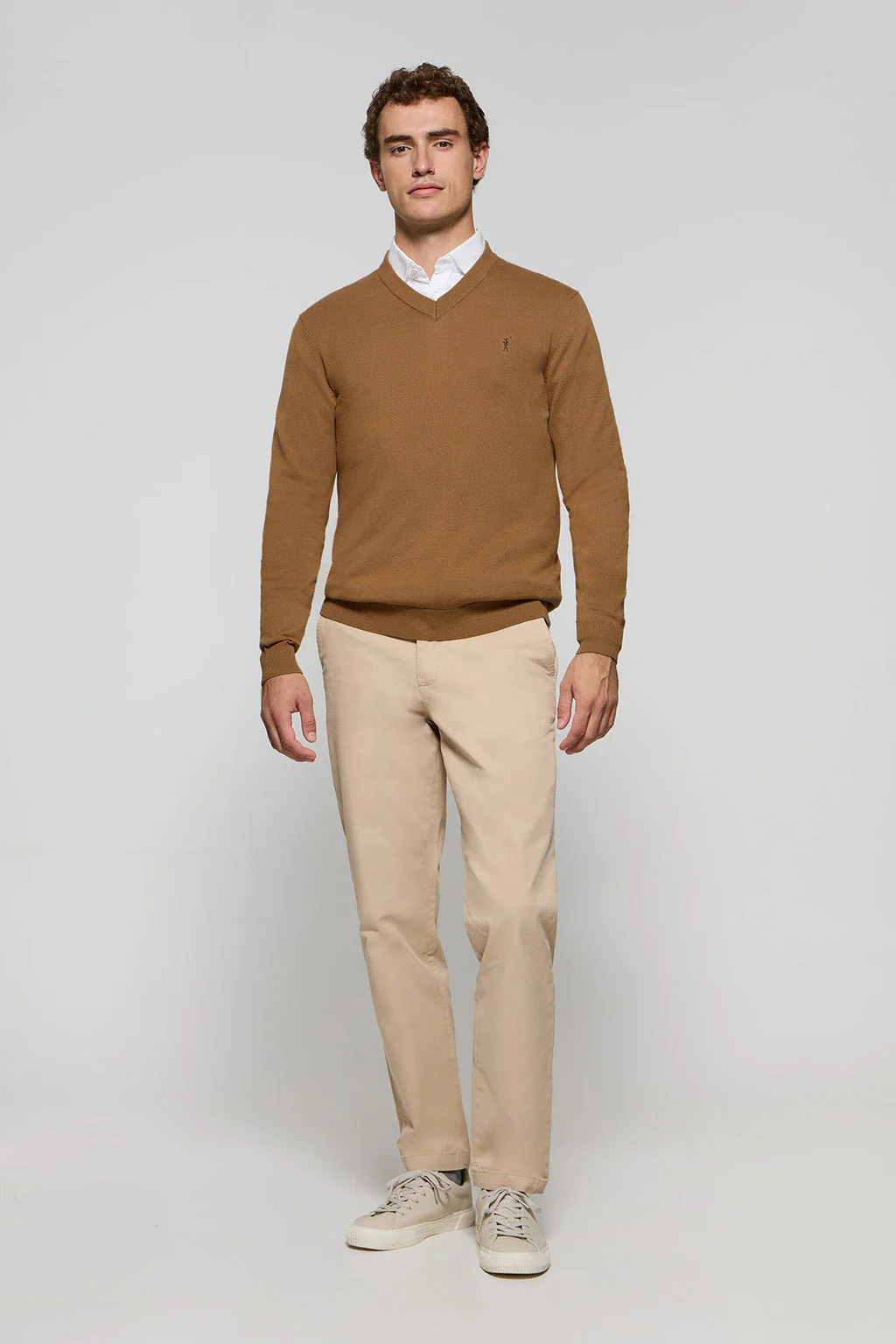 Jersey de punto color camel con cuello de pico y bordado Rigby Go - Image 3