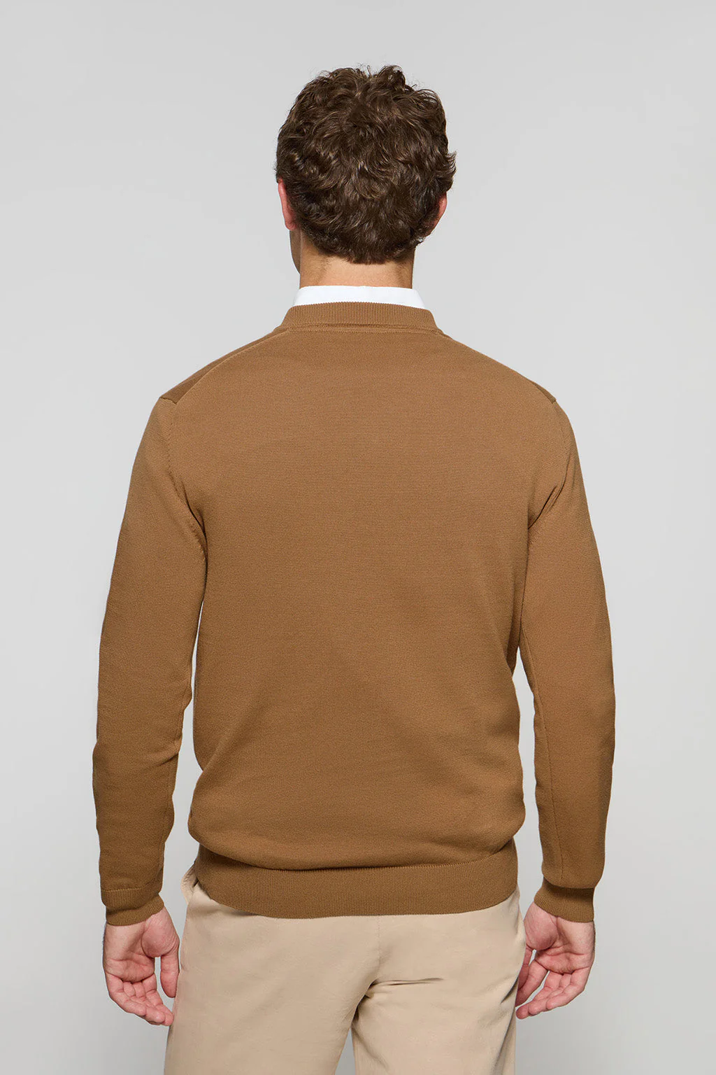 Jersey de punto color camel con cuello de pico y bordado Rigby Go - Image 4