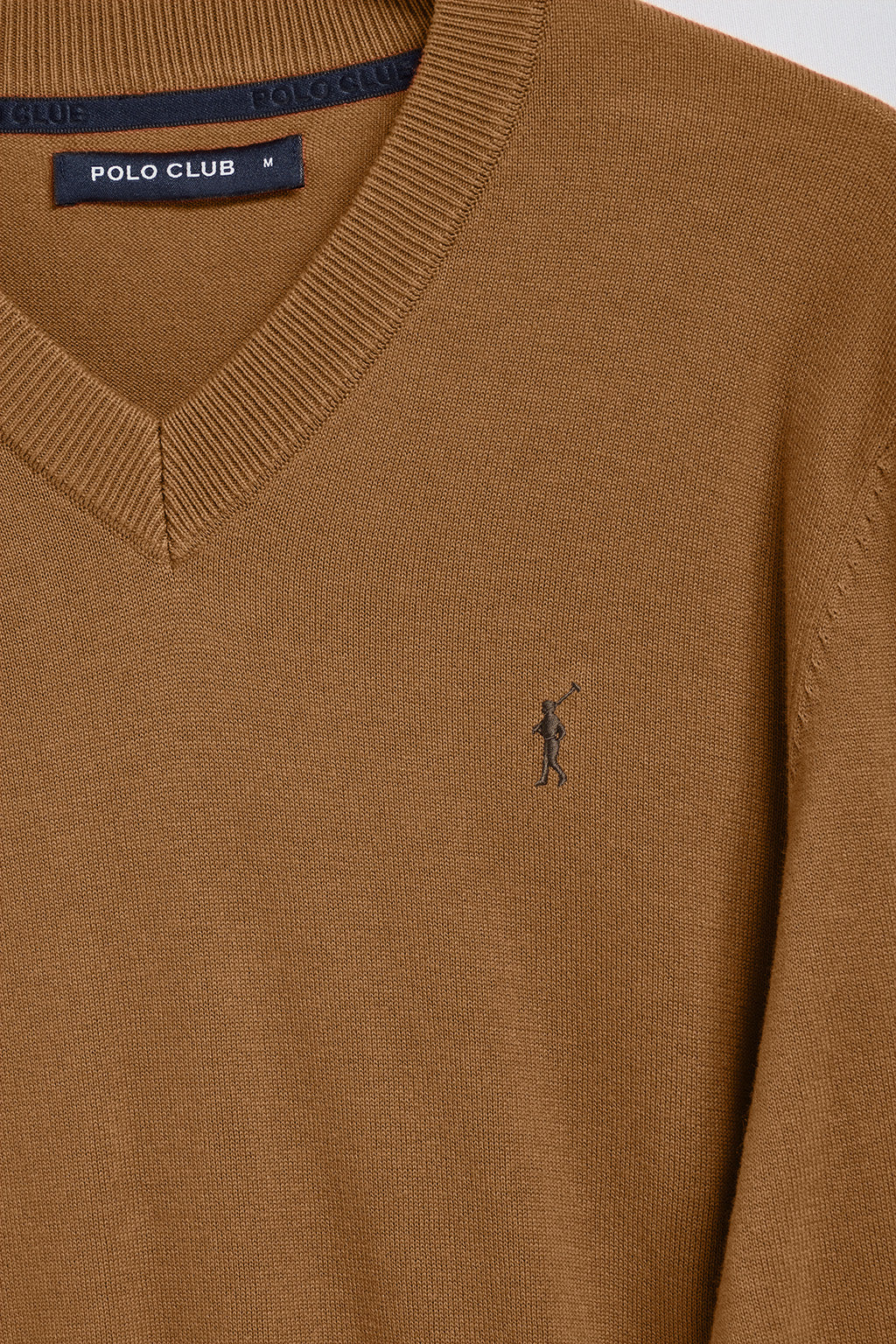 Jersey de punto color camel con cuello de pico y bordado Rigby Go - Image 6