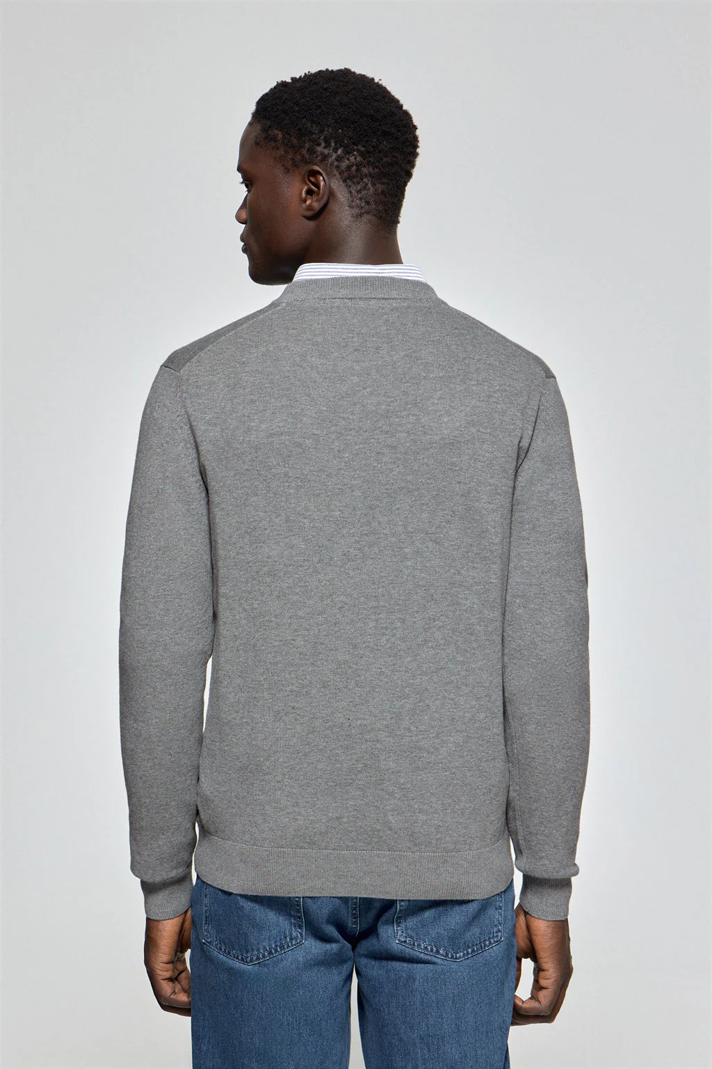 Jersey de punto gris vigoré con cuello de pico y bordado Rigby Go - Image 4