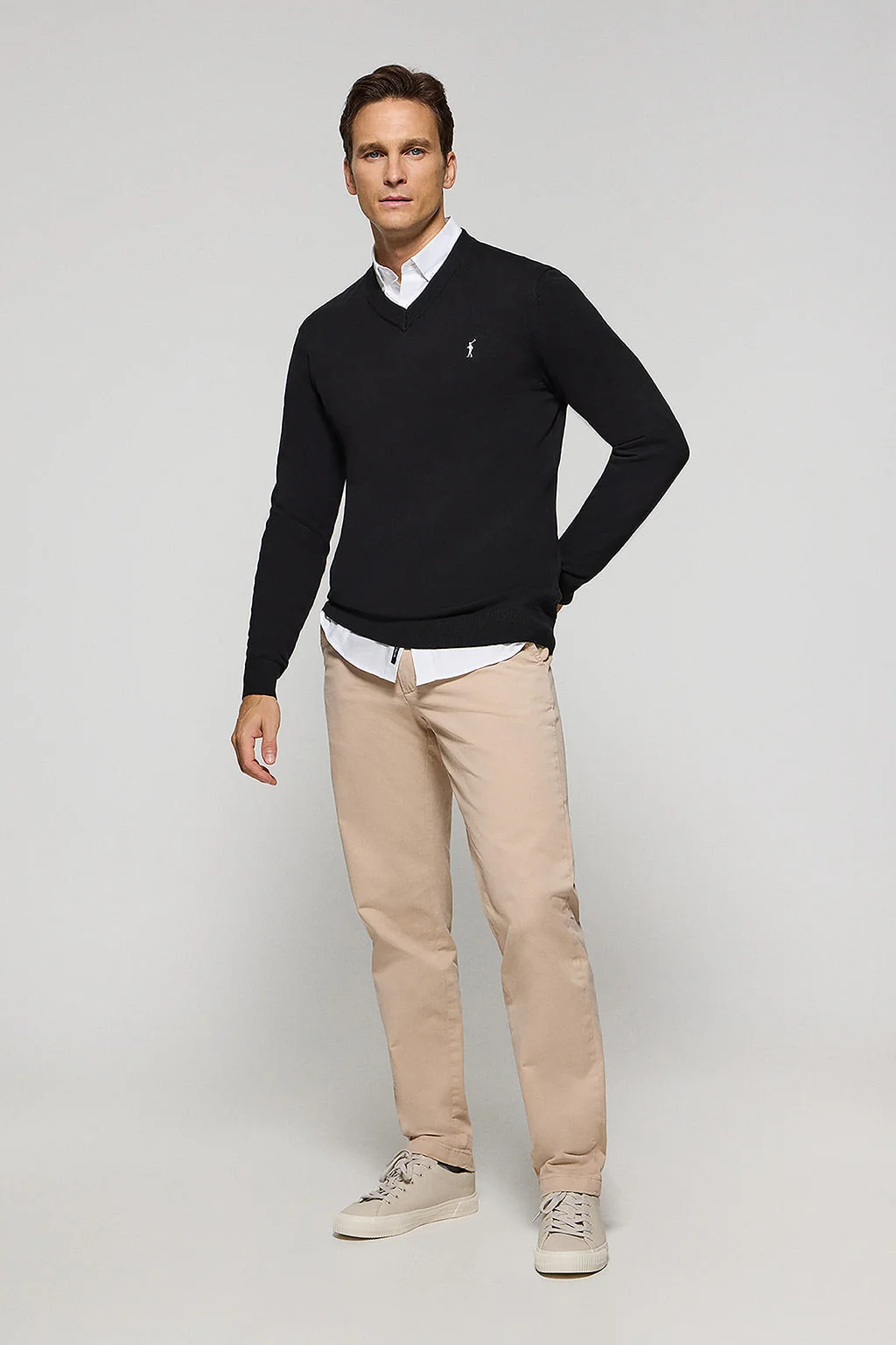 Jersey de punto negro con cuello de pico y bordado Rigby Go - Image 3