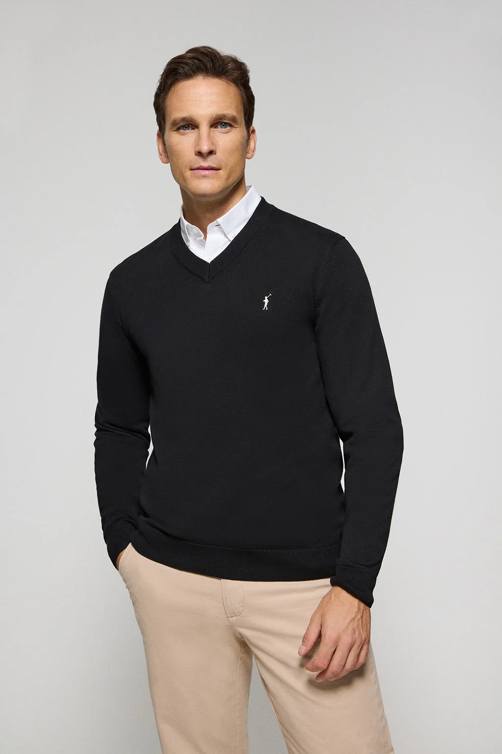 Jersey de punto negro con cuello de pico y bordado Rigby Go - Image 4